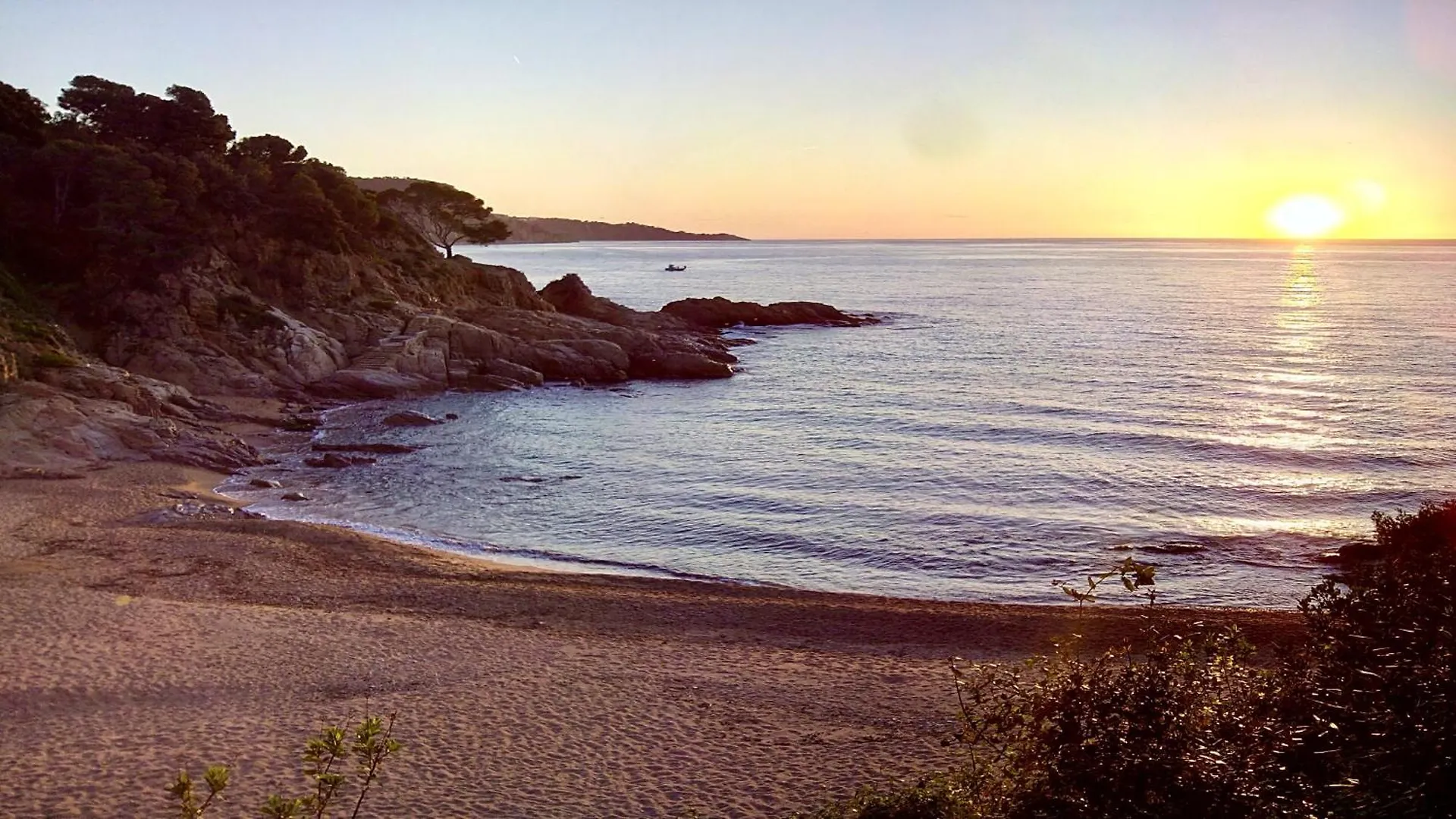 ⭑ Sea Views + Private Beach. What Else? ⭑ Tossa de Mar 0*,