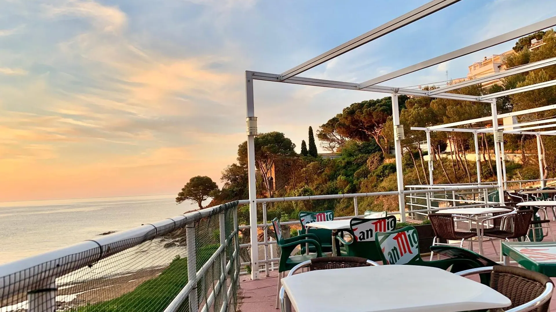 ⭑ Sea Views + Private Beach. What Else? ⭑ Tossa de Mar Apartment